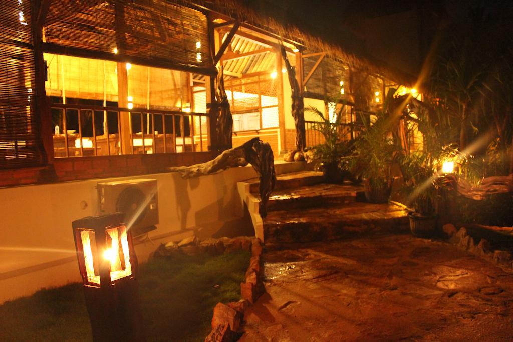 Ary'S Lagoon Bungalow & Hotel Ilhas Karimunjava Exterior foto