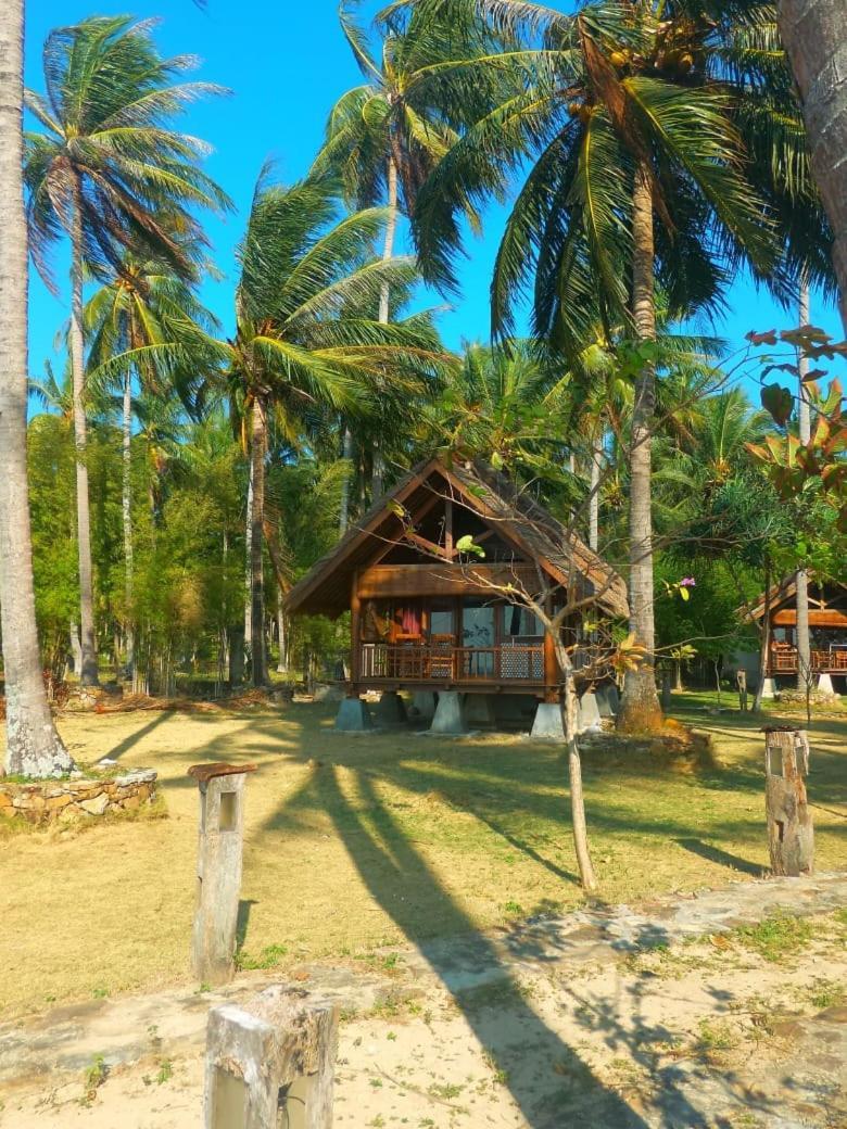 Ary'S Lagoon Bungalow & Hotel Ilhas Karimunjava Exterior foto