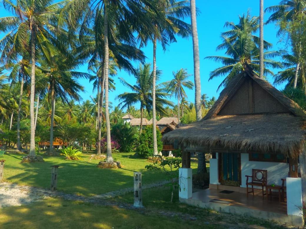 Ary'S Lagoon Bungalow & Hotel Ilhas Karimunjava Exterior foto